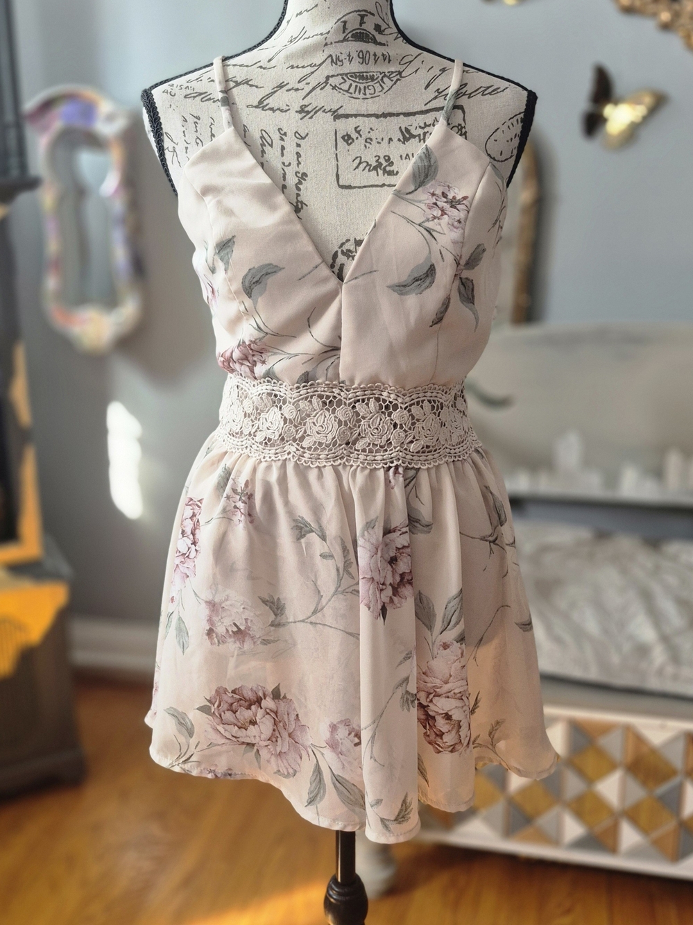 Windsor Blush Floral Lace-Waist Romper Small